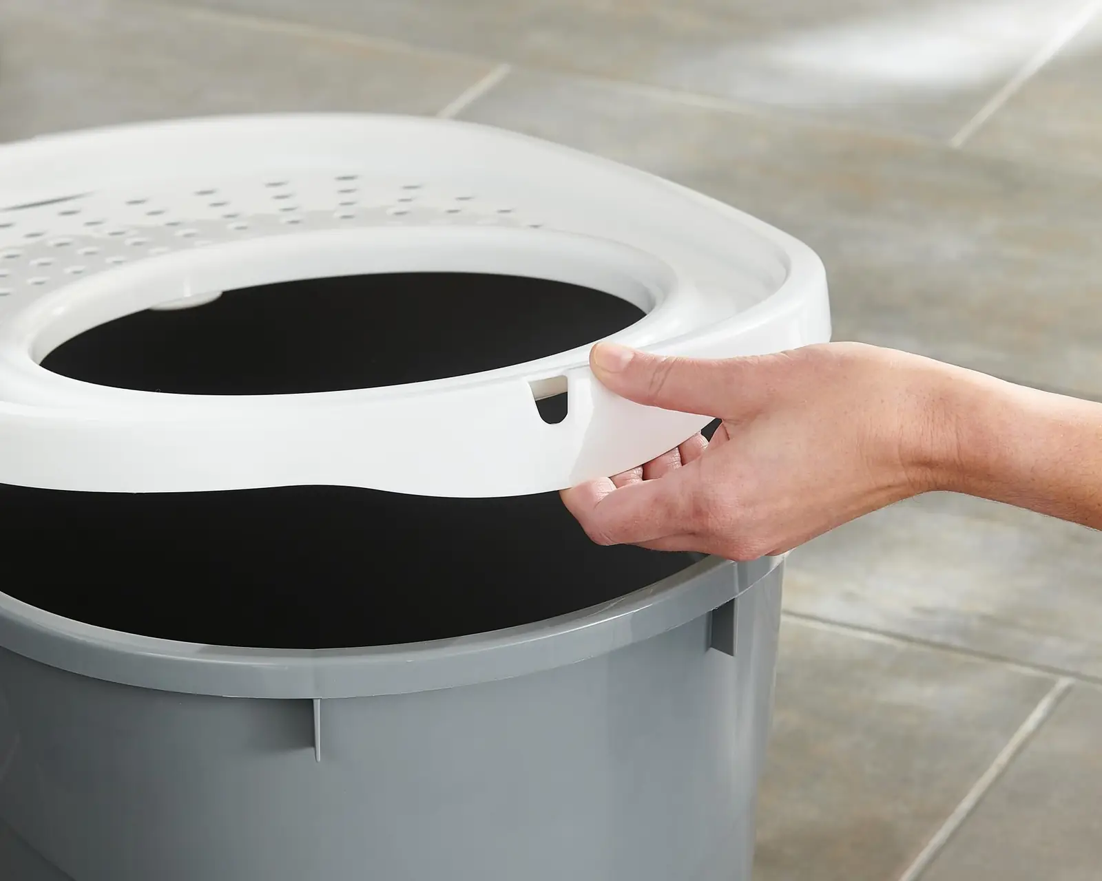 Plastikust suletud liivakast tumehall/valge