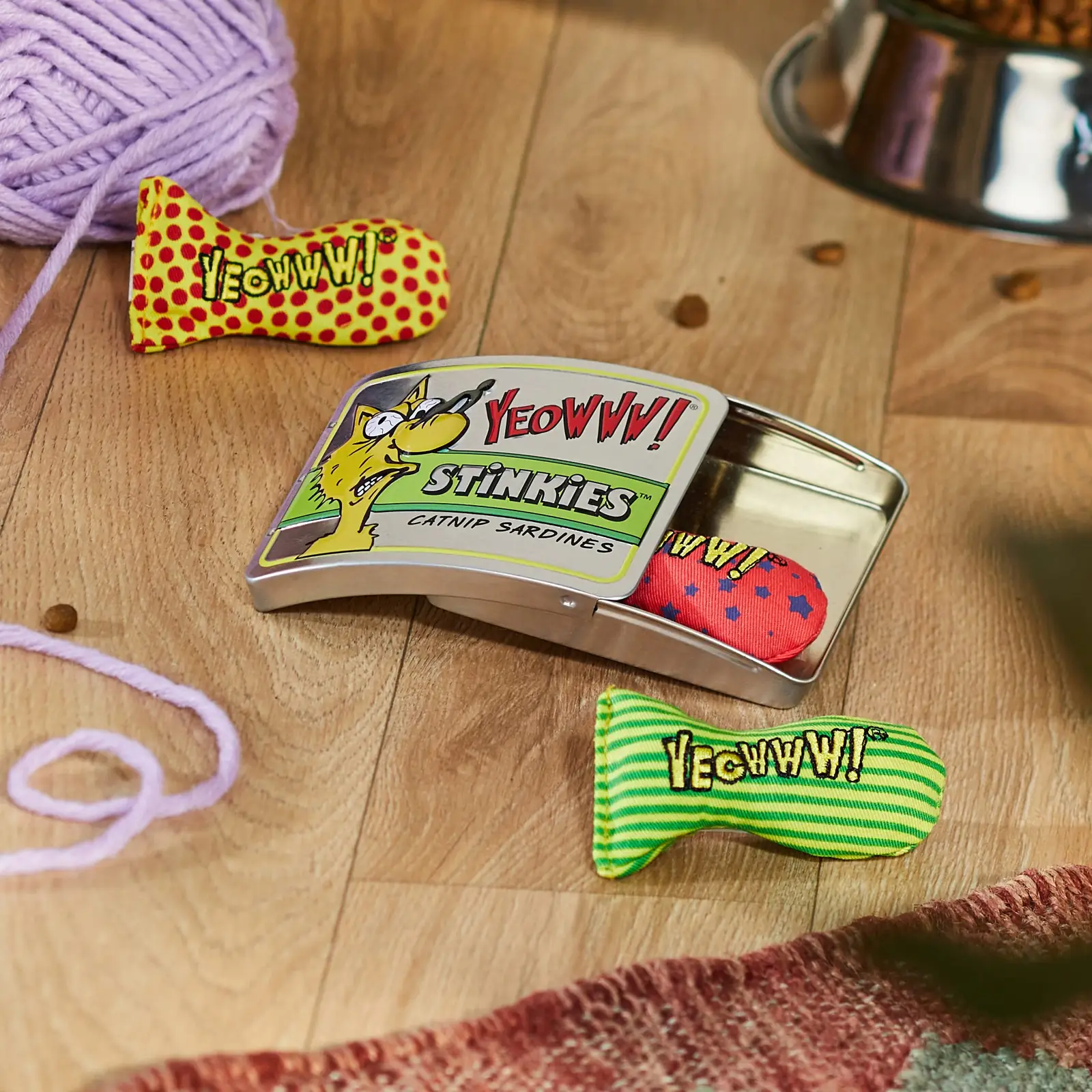Kolm YEOWWW Stinkies sardelli ühes pakendis